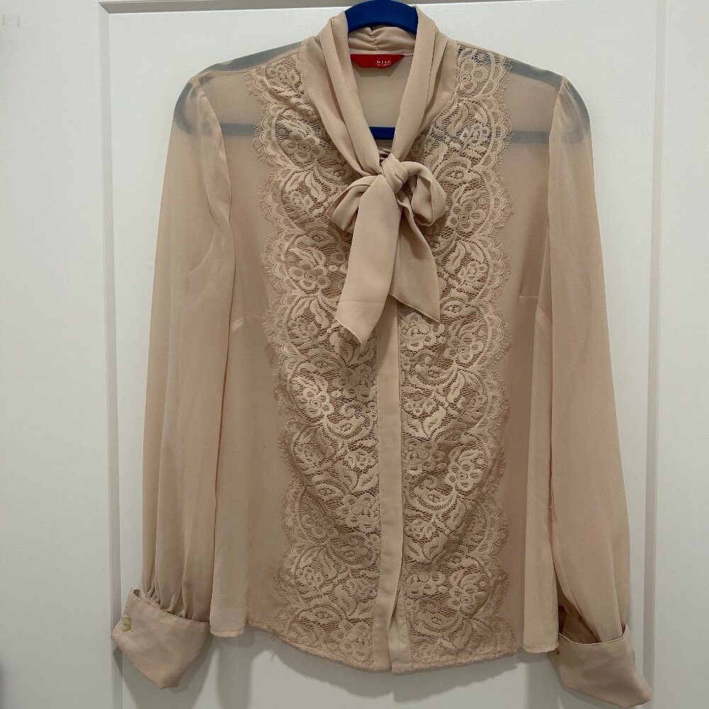 G.I.L.I. beige bowtie blouse with scalloped lace detail (M) - Picture 1 of 7